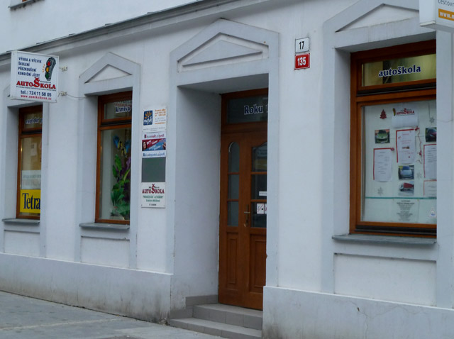 Auto�kola Mik��kov� P�erov - vstup do auto�koly